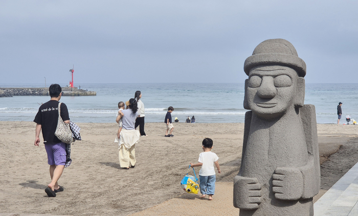 “바다가 부르네”…제주 해수욕장에 모인 발걸음     (제주=연합뉴스) 변지철 기자 = 완연한 여름 날씨를 보인 21일 제주시 이호테우해수욕장에서 도민과 관광객들이 물놀이하거나 백사장을 거닐며 여름 바다를 만끽하고 있다. 이호테우해수욕장을 비롯한 도내 지정 해수욕장 12곳은 사흘 뒤인 오는 24일 일제히 개장한다. 2026.6.21     bjc@yna.co.kr (끝)