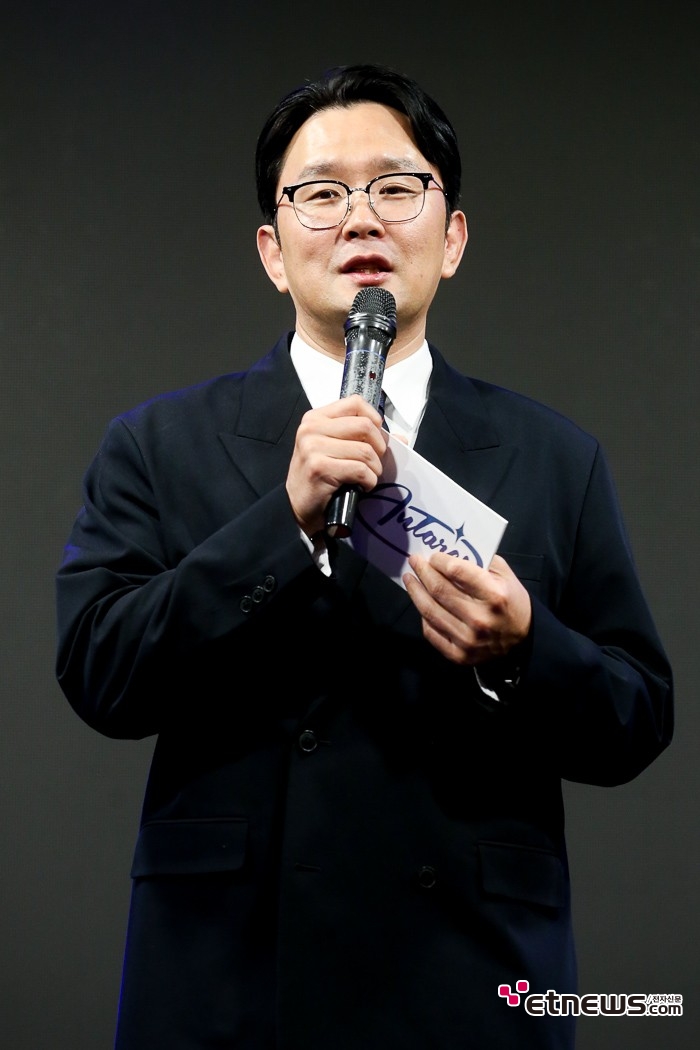 [ET포토] 윤형빈, '자신이 운영하는 공연장에서 자신이 제작한 아이돌 소개'
