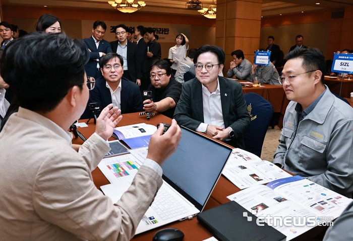 김정관 산업통상부 장관이 22일 호텔현대 바이 라한 목포 루비홀에서 MINI 얼라이언스 간담회 이후 부대행사로 개최된 'M.AX 카라반' 현장에서 AI 공급기업과 제조기업의 협력 현장을 살펴보고, 업계 의견을 듣고 있다. 산업부 제공