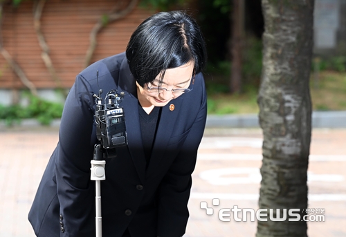 한성숙 국무총리 후보자 겸 중소벤처기업부 장관이 22일 서울 종로구 금융감독원 연수원에 마련된 인사청문회 준비사무실로 출근하며 모두의 창업 개인정보유출과 관련해 입장을 밝히고 있다. 한 후보자는 “모두의창업 플랫폼 개인정보 유출로 인해 걱정과 불편을 겪으신 이용자 여러분들께 진심으로 사과드린다”며 “주무부처 장관으로서 무거운 책임을 통감하며 깊이 송구하다는 말씀을 드린다”고 밝혔다. 이동근기자 foto@etnews.com