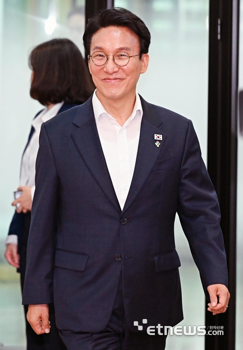 [포토] 출입기자 간담회 참석하는 김민석 총리
