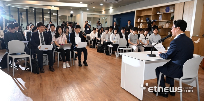 [포토] 1년간 성과 되돌아보는 김민석 총리
