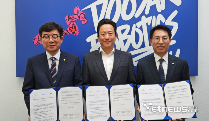 (왼쪽부터)조영훈 KIRIA 원장, 유승박 두산로보틱스 유럽지사장, 노건기 KETI 원장이 업무협약을 맺고 있다.