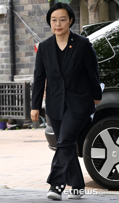 [포토] 인사청문회 준비사무실 출근하는 한성숙