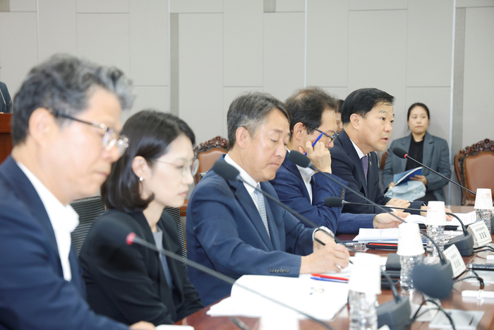 보건복지부와 서영석 더불어민주당 의원실은 22일 국회의원회관에서 '디지털 헬스케어 및 보건의료정보 활용 지원에 관한 법률안' 공청회를 개최했다. 이형훈 제2차관(사진 맨 오른쪽 첫 번째)이 발언하고 있다. (사진=보건복지부)