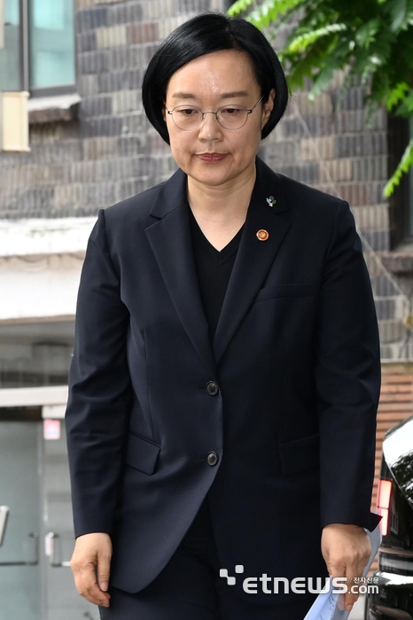 [포토] 굳은 표정으로 출근하는 한성숙