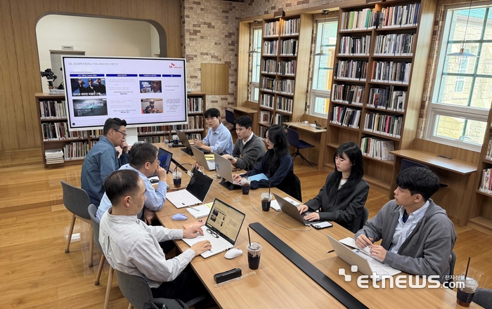 대학생들이 SKT가 운영하는 'CX캠퍼스' 프로그램에서 SKT 임직원들과 논의하고 있다.