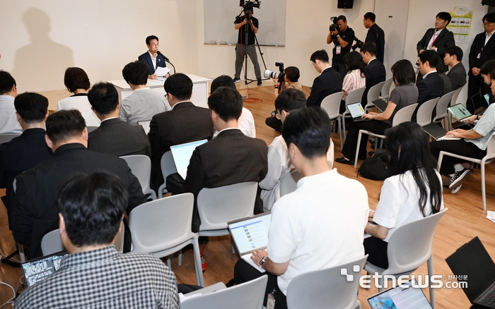 [포토] 1년간 성과 되돌아보는 김민석 총리
