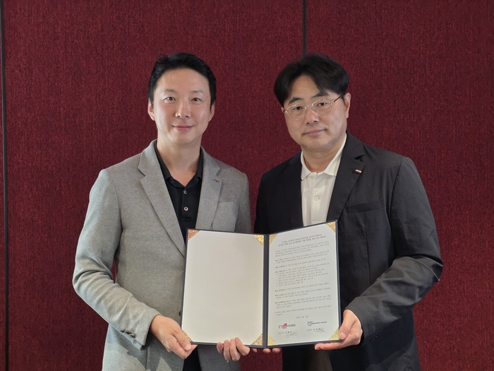 신혜권 이티에듀 대표(오른쪽)와 김영훈 정보통신산업진흥원 호치민IT지원센터장이 최근 베트남 호치민시에서 한·베 디지털교육 및 에듀테크 지원 협력을 위한 업무 협약을 체결했다.