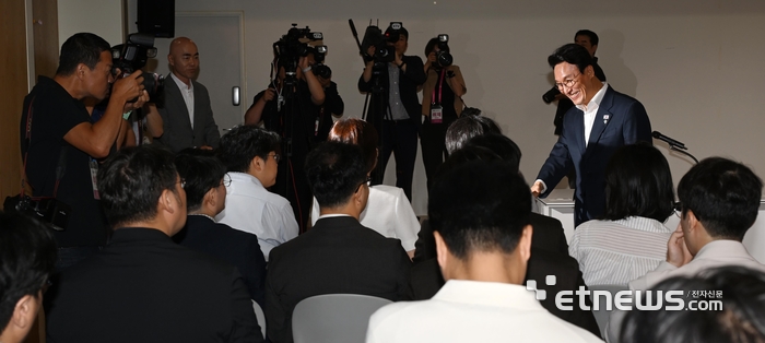 [포토] 출입기자 만난 김민석 총리