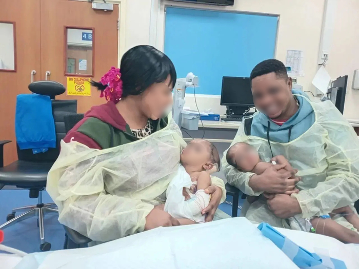 분리 수술에 성공한 나이지리아 쌍둥이 자매 머시와 굿니스를 각각 안고있는 부모. 사진=제미니 언트윈드
