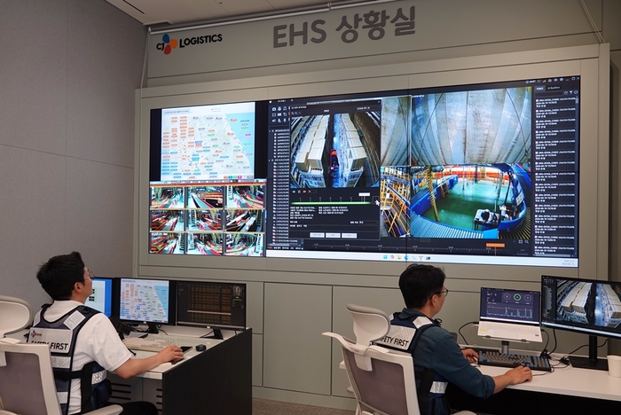 CJ대한통운은 자동 관제 사업장과 인공지능(AI) 폐쇄회로(CC)TV 적용 거점 확대로 여름철 물류현장 안전관리 체계를 고도화했다고 22일 밝혔다.