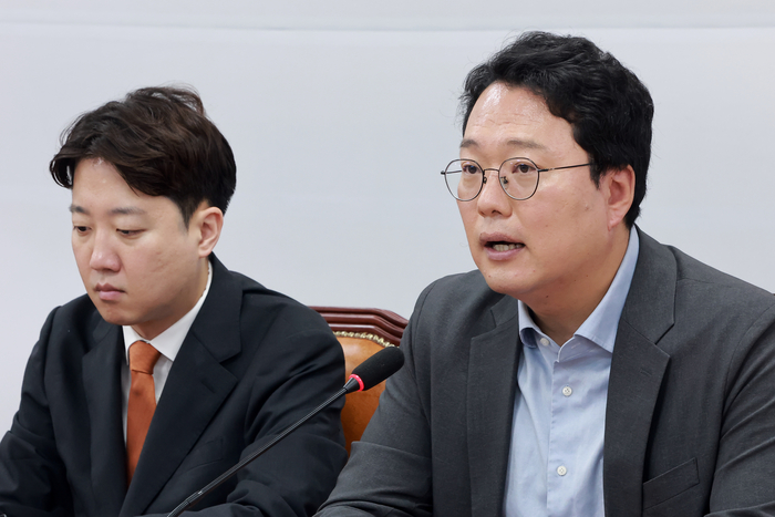 개혁신당 천하람 원내대표가 22일 국회에서 열린 최고위원회의에 참석해 발언하고 있다. 왼쪽은 이준석 대표. 연합뉴스