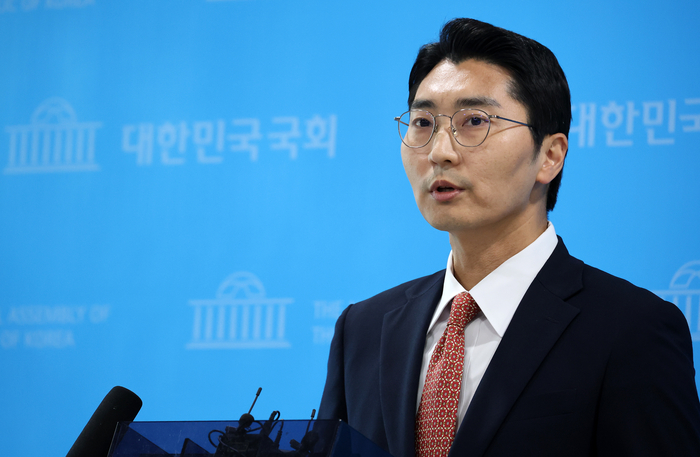 국민의힘 박준태 당 대표 비서실장이 22일 국회 소통관에서 의료진의 권고에 따라 입원 치료를 받고 있는 장동혁 대표의 건강 상태와 당무 복귀 시점에 대해 브리핑하고 있다. 연합뉴스