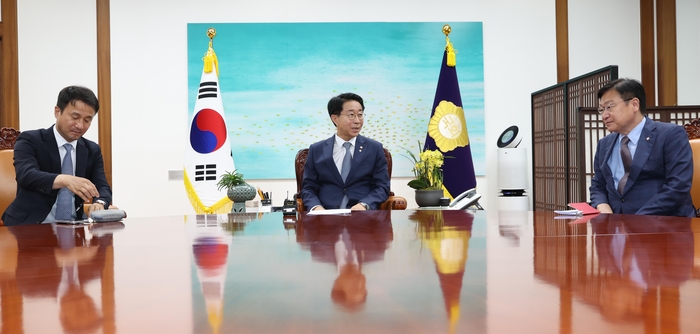 조정식 국회의장(가운데)이 국회의장실에서 의장 주재 여야 원내대표 회동을 하고 있다. 왼쪽부터 더불어민주당 한병도 원내대표, 조 의장, 국민의힘 정점식 원내대표. 연합뉴스