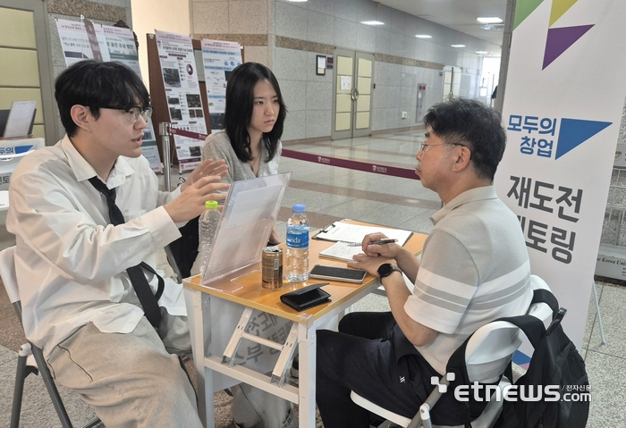 대학생팀으로 1차 모두의 창업에 지원했던 학생들이 23일 세종시 고려대학교 세종캠퍼스 농심국제관 1층에서 개최된 '재도전 멘토링' 프로그램에 참가해 창업보육 전문가들로부터 멘토링 상담을 받고 있다.