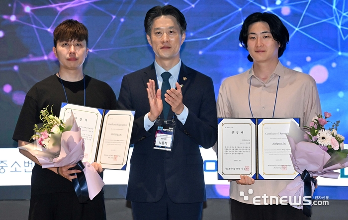 [포토] 유니콘 브릿지기업 선정서 수여하는 노용석 차관