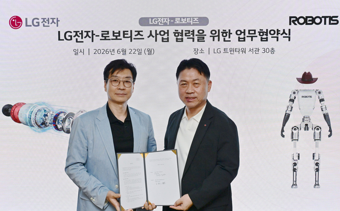 사진 왼쪽부터 김병수 로보티즈 대표, 류재철 LG전자 대표