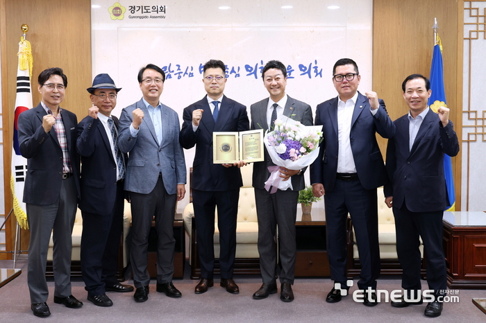 김진경 경기도의회 의장(오른쪽 세 번째)이 23일 의장 접결신에서 중고차 시장 개선 등 공로로 감사패를 받고 기념 촬영했다.