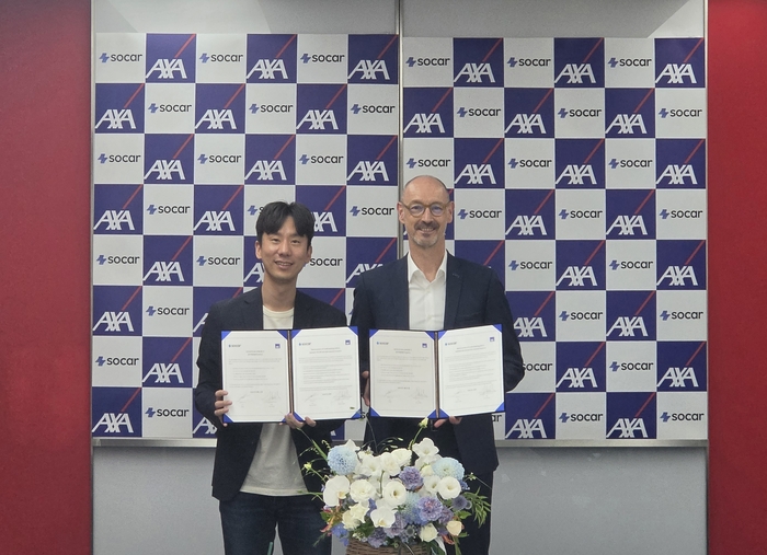 박재욱 쏘카 대표(왼쪽)와 한스 브랑켄 AXA손해보험 대표