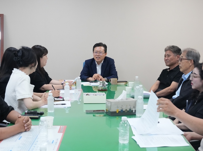 장기수 천안시장 당선인이 22일 천안대전환준비위원회 당선인실에서 열린 주민 간담회에 참석해 아산 LNG 열병합발전소 증설 및 과밀학급 등 민생 현안 해결 방안을 설명하고 있다.
