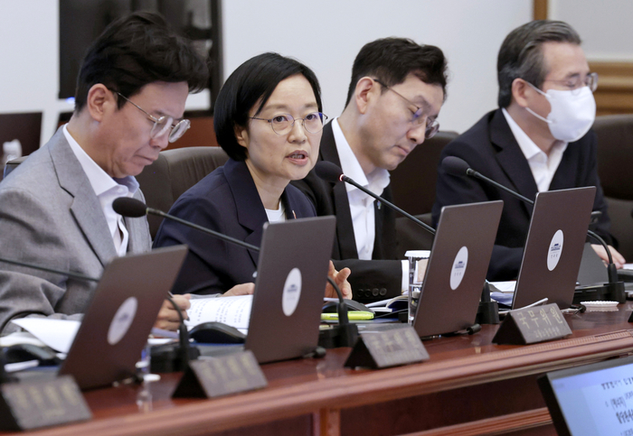 한성숙 중기부 장관이 23일 청와대에서 열린 국무회의 겸 비상경제점검회의에서 이재명 대통령 질문에 답하고 있다. 연합뉴스