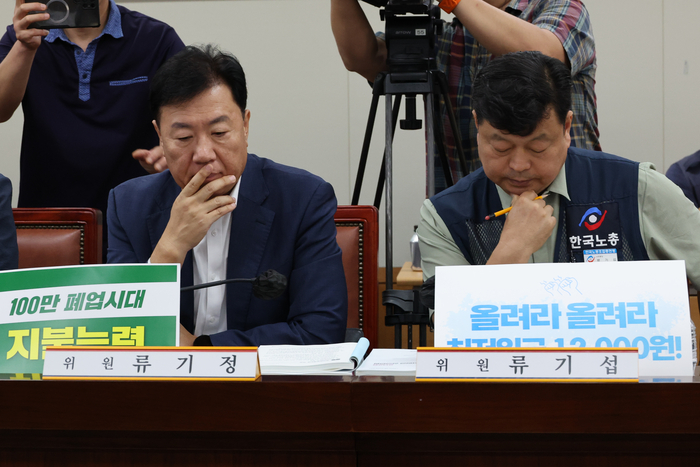 23일 정부세종청사 최저임금위원회에서 열린 제8차 전원회의에서 사용자위원인 류기정 한국경영자총협회(경총) 전무(왼쪽)와 근로자위원인 류기섭 한국노총 사무총장이 굳은 표정으로 발언을 듣고 있다. 연합뉴스.