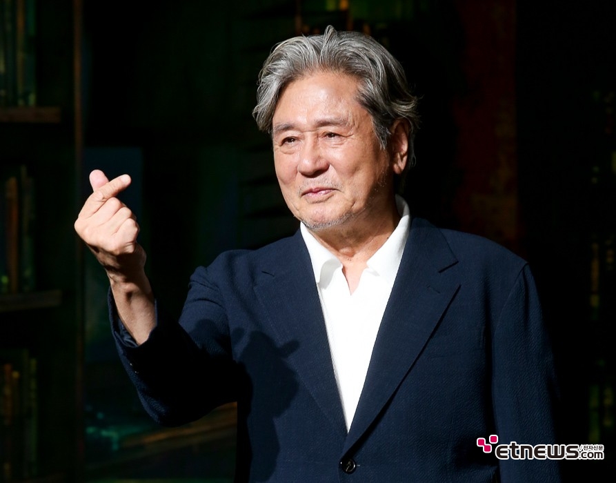 [ET포토] 최민식, '선명한 하트'