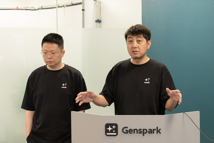 에릭 징 젠스파크 CEO(오른쪽)가 젠스파크의 'AI 워크스페이스' 전략에 대해 설명하고 있다.