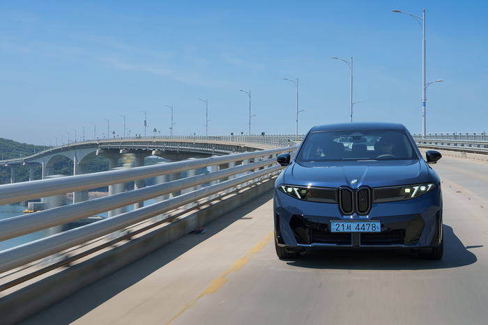 BMW IX3.