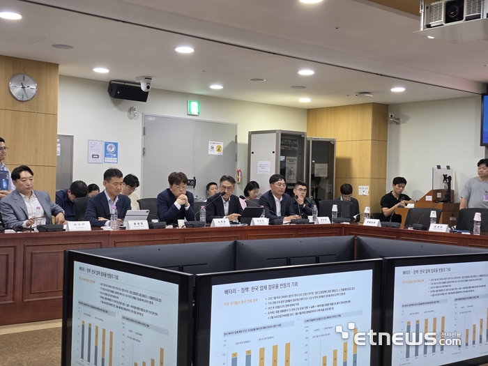 24일 국회의원회관에서 열린 'K-배터리 재도약을 위한 산업전략 국회토론회' 패널토론에는 LG에너지솔루션, 삼성SDI, SK이노베이션, 에코프로, 한국배터리산업협회, 산업통상부가 참여했다. 국내 대표 배터리 셀 3사와 소재 기업이 참석해 세제지원, R&D, ESS 수요 창출, 공급망 지원 필요성을 전달했다.