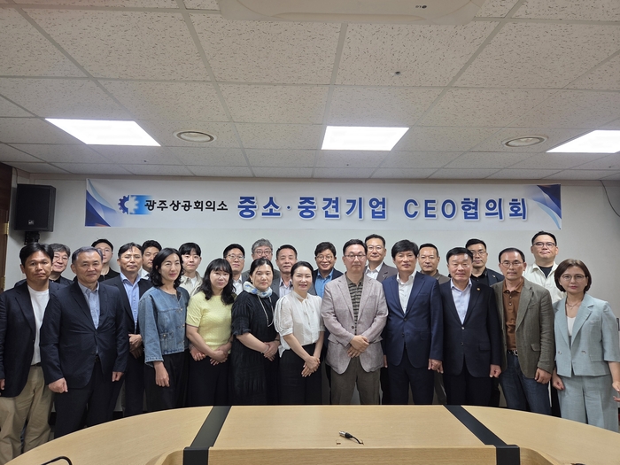 광주상공회의소는 24일 광주상의 3층 회의실에서 지역 중소·중견기업 대표자 30여 명이 참석한 가운데 '2026년 중소·중견기업 최고경영자(CEO) 협의회 제2차 회의'를 개최했다.
