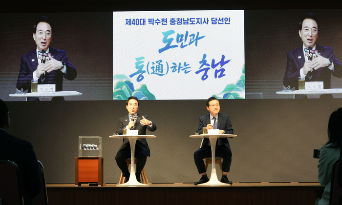박수현 충남도지사 당선인(왼쪽)과 장기수 천안시장 당선인이 충남북부상공회의소 대회의실에서 '도민과 통하는 충남' 타운홀 미팅을 가졌다.