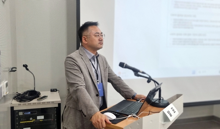 박성현 국립목포대 교양학부 교수가 일본 지역의사제의 제도 설계와 한국형 지역의사 양성정책에 대한 시사점에 대해 발표하고 있다.