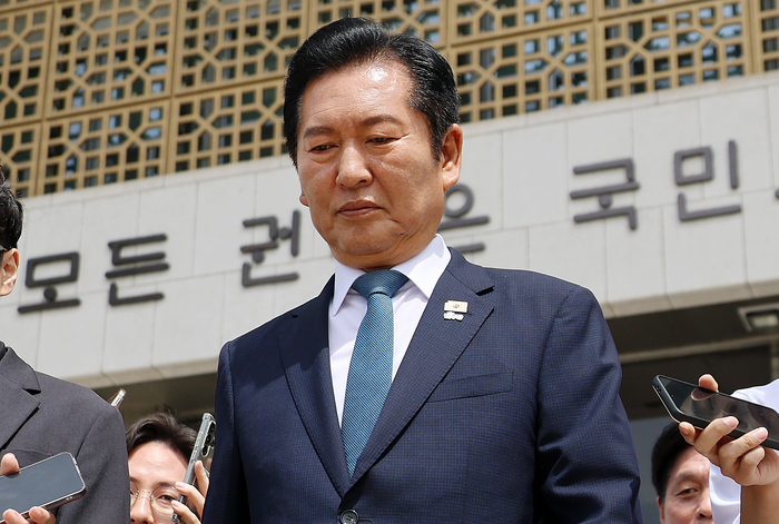 더불어민주당 정청래 대표가 24일 국회에서 열린 최고위원회의에서 대표직 사퇴 의사를 밝힌 뒤 차량으로 이동하고 있다. 연합뉴스