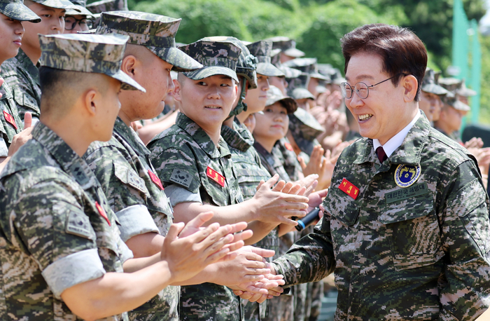 이재명 대통령이 24일 인천시 옹진군 해병대 연평부대에서 장병들과 인사하고 있다. 연합뉴스