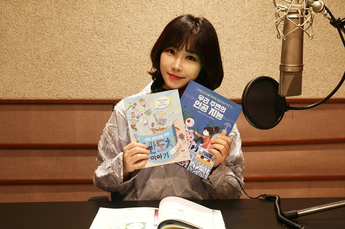 지난 24일 롯데홈쇼핑이 배우 이유리와 함께 시각장애아동을 위한 음성도서 제작 사회공헌사업 '드림보이스'를 진행했다. (자료 롯데홈쇼핑)