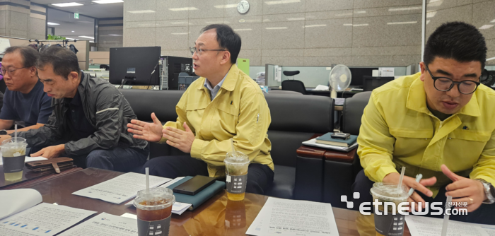 25일 이용권 산림청 산림재난통제관이 정부대전청사에서 소나무재선충병 확산세와 대응 방안에 대해 설명했다.