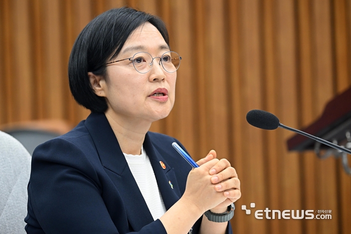 한성숙 국무총리 후보자가 25일 서울 여의도 국회에서 열린 인사청문회에서 질의에 답변하고 있다. 이동근기자 foto@etnews.com