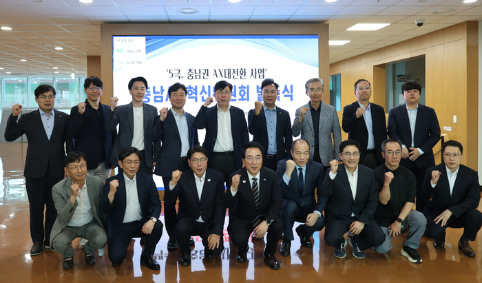 박수현 충남 도지사 당선인(앞줄 왼쪽 네번째)은 5극 충남권 AX 대전환 정책 사업 관련 사업기획비 예산 확보는 물론 사업 초기 기획 단계에서부터 충남 AI 대전환의 방향에 맞춰 주도적으로 구체화해 왔다.