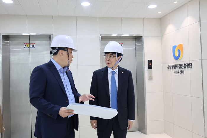 25일 인태연 소진공 이사장은 서울 서대문센터 공사 현장에서 안전보건협의체 회의를 개최하고 현장점검을 실시했다. 사진은 현장점검을 하고 있는 인태연 이사장(오른쪽)