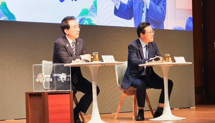장기수 천안시장 당선인(사진 오른쪽)은 24일 오전 충남북부상공회의소에서 열린 '통하는 충남 준비위원회 천안 타운홀 미팅'에 박수현 충남도지사 당선인과 함께 참석했다.