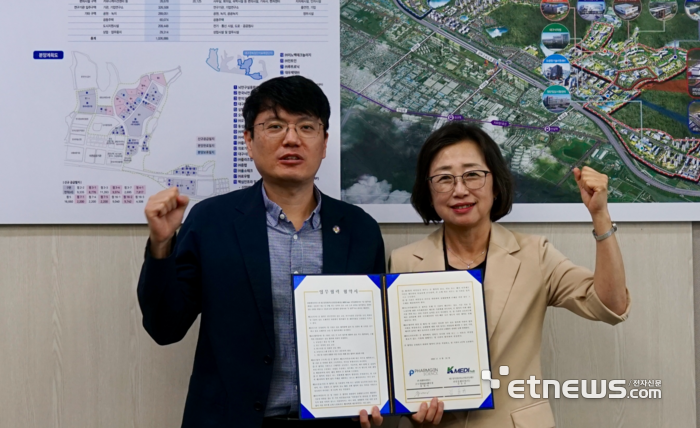 김동규 케이메디허브 전임상센터장 직무대리(왼쪽)와 송릿다 팜젠사이언스 글로벌 R&D 센터장이 업무협약을 맺고 있다.
