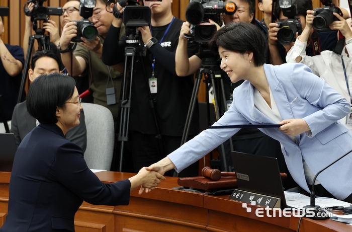 한성숙 국무총리 후보자가 25일 서울 여의도 국회에서 열린 인사청문회에서 선서 후 백해련 위원장에게 선서문을 제출하고 있다.  이동근기자 foto@etnews.com