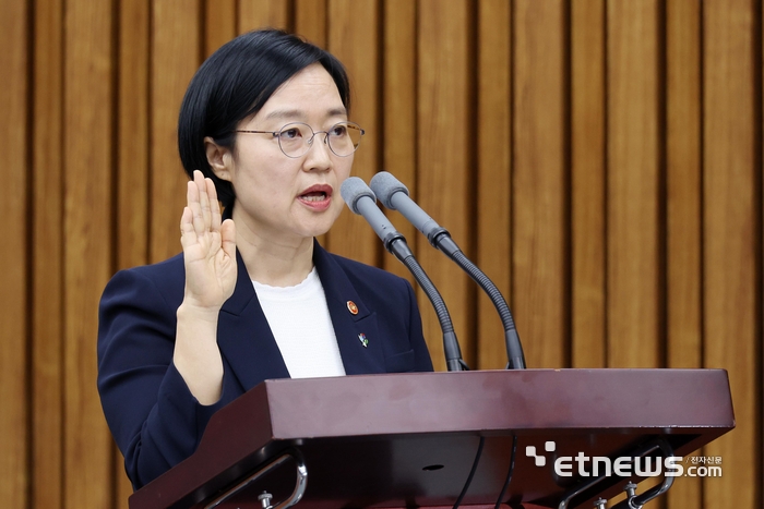 [포토] 선서하는 한성숙