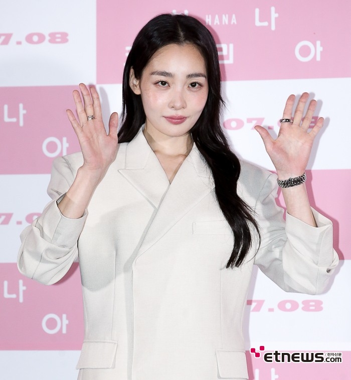 [ET포토] 김민하, '느낌 다른 손인사'