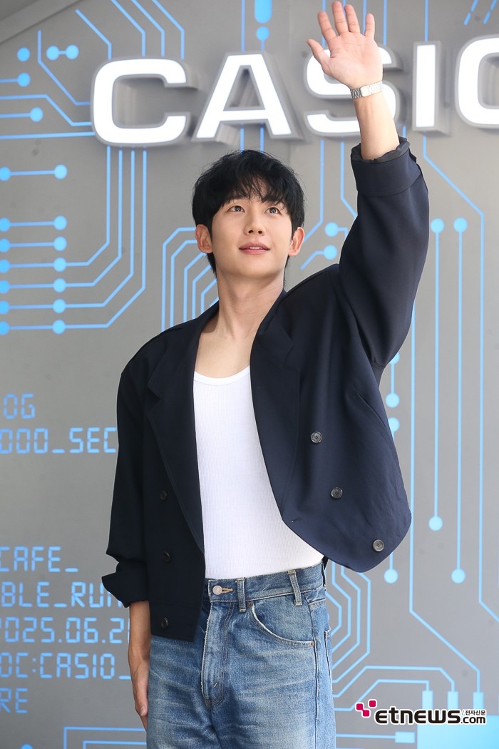 [ET포토] 정해인, '저 멀리도 알아보며'