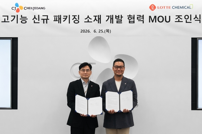 25일 수원시 CJ블로썸파크에서 진행된 업무협약식에서 에릭 소기엔토 CJ제일제당 글로벌패키징담당 경영리더(오른쪽)와 이현섭 롯데케미칼 기초소재 R&D 본부 상무가 기념 촬영을 하고 있다. 〈자료 CJ제일제당〉
