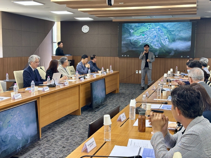 의료데이터를 활용한 정밀의료 산업 육성과 지역 바이오산업의 미래 전략을 논의하기 위한 제4차 바이오테크 혁신포럼이 열렸다.