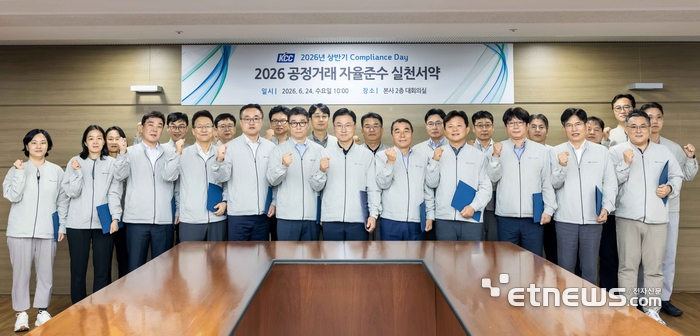 정재훈 KCC 대표이사(가운데)와 임직원들이 컴플라이언스 데이 행사 후 사진 촬영을 하고 있다. 〈KCC 제공〉